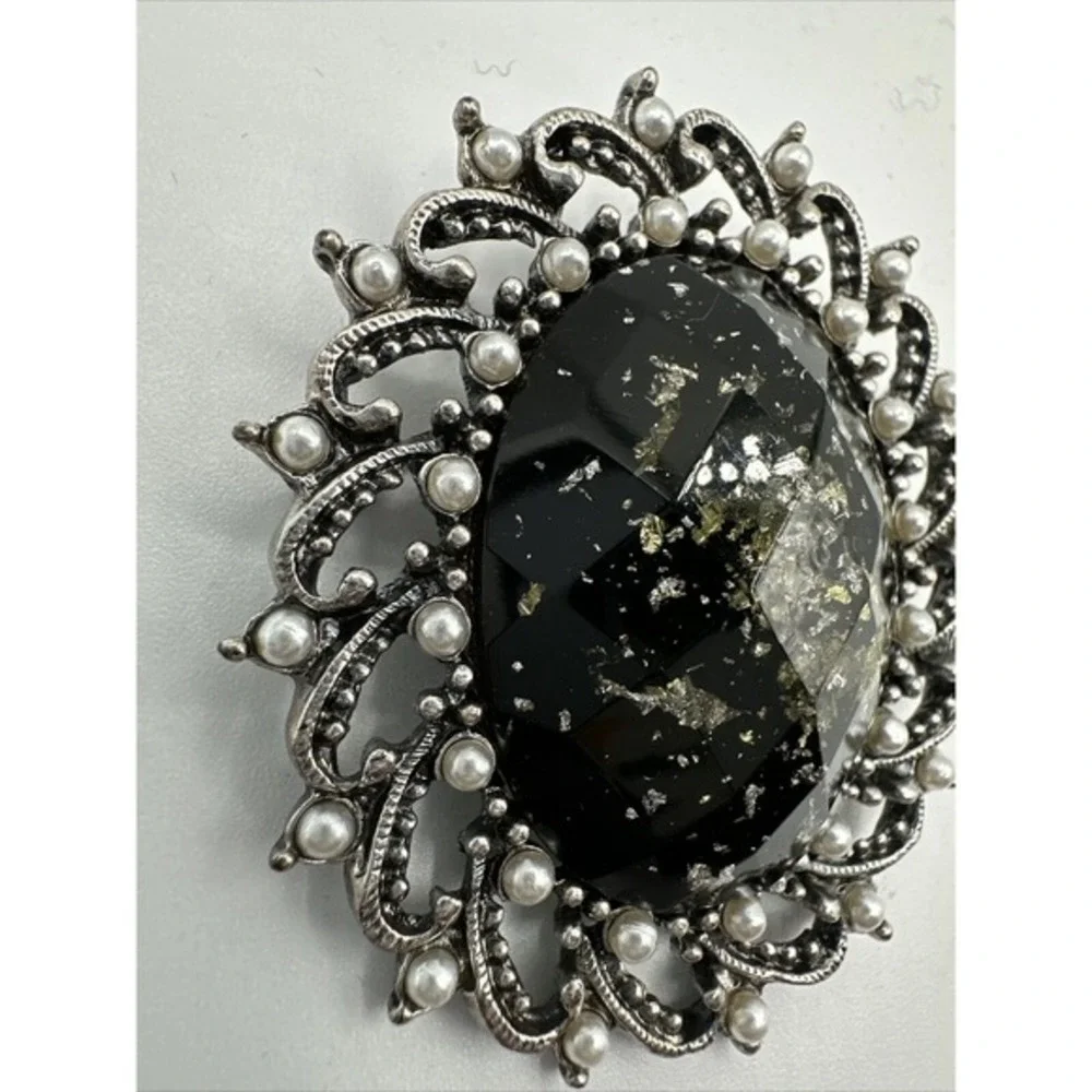 Vintage Silver Tone Black Gold Foil Flake Faux Pearl Filigree Oval Brooch‎ J-01
